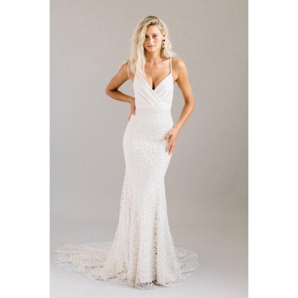 LAUDAE Corta Velvet and Lace Wedding Dress